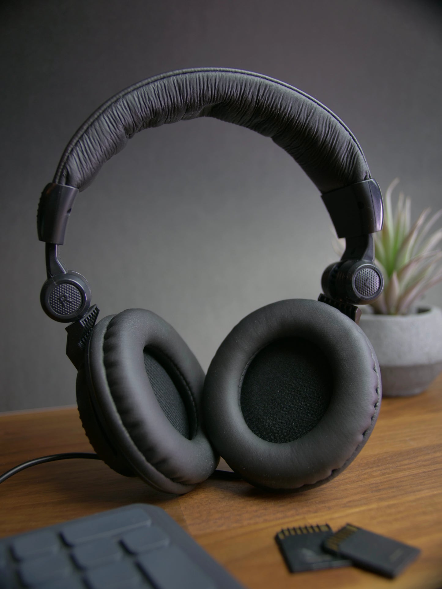 iSK HP-960B Fully Enclosed Studio Monitoring Headphones