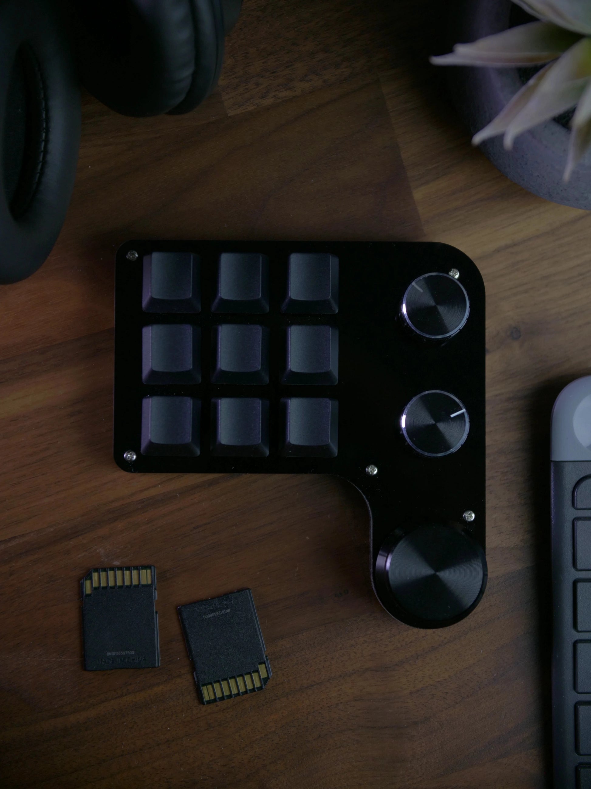 J-Cut Edit Pad Mini - Wired with 9 customizable keys and 3 knobs.