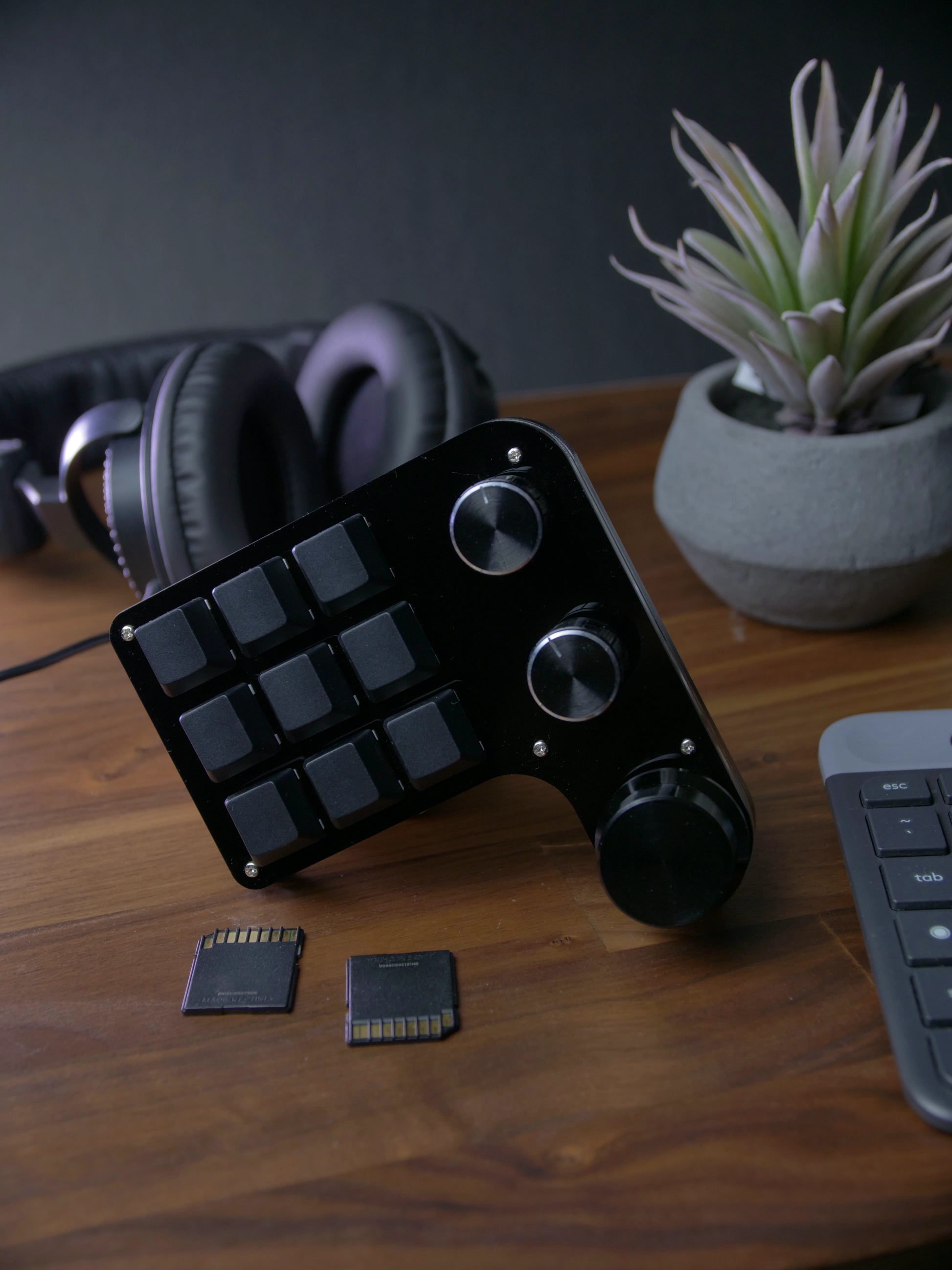 J-Cut Edit Pad Mini - Wired with 9 customizable keys and 3 knobs.